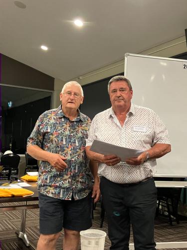 Geoff-Fuller-Club-Board-Member-presenting-the-award-on-behalf-of-Garrards-Horse-Hound-to-Mark-Tomlinson-in-Gary-Hall-juniors-absence